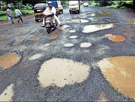 सड़कों की हालत भी खस्ता है