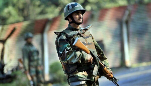 कथित रूप से आर्मी के अफसर इस बदलाव से संतुष्ट नहीं हैं और हाल में ही एक ऐसा मामला सामने आया था जिसकी वजह से एक्स्ट्रा मैरिटल अफेयर वाली बात तूल पकड़ गई . (सांकेतिक तस्वीर: पीटीआई)