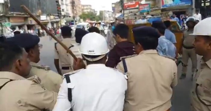 महिला का आरोप है कि उसके पास सारे ज़रूरी कागज़ात थे. मगर पुलिस ने सीट बेल्ट न बांधने की वजह से उसका 5,000 रुपये का चालान काटने की बात कही. तस्वीर में पुलिस भीड़ हटाती दिख रही है (फोटो: इंडिया टुडे)