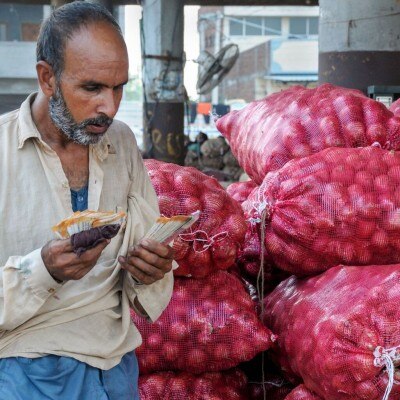 प्याज की बड़ी मंडियों में भी रेट आसमान छू रहे हैं, इस वजह से खुदरा रेट ऊपर जा रहे हैं. (फाइल फोटो) प्याज की बड़ी मंडियों में भी रेट आसमान छू रहे हैं, इस वजह से खुदरा रेट ऊपर जा रहे हैं. (फाइल फोटो)