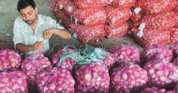 सरकार ने प्याज के निर्यात की छूट को 15 दिसंबर 2020 तक बढ़ा दिया है. नई फसल आने तक प्याज की कीमतों में तेजी देखने को मिल सकती है.