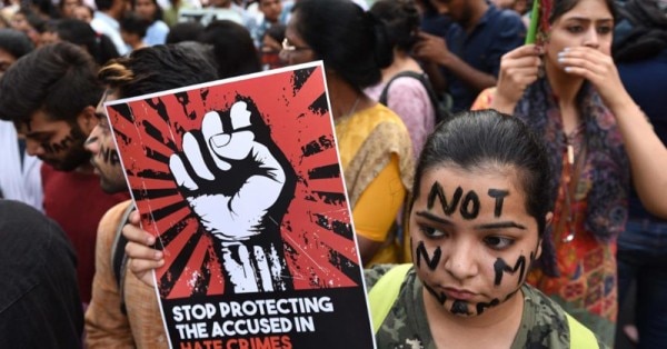 रेप की घटनाएं रुक नहीं रहीं और लोग समझौता करके केस रफा-दफा करने चले हैं.