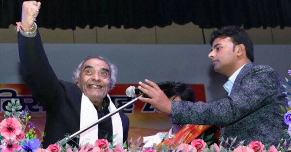 कवि सम्मेलन में हिस्सा लेते संतोष आनंद. फोटो- फेसबुक