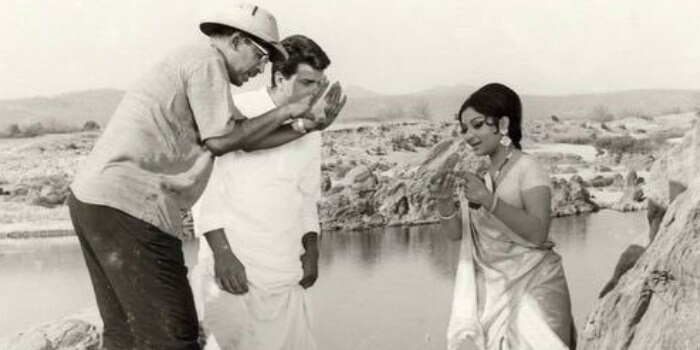 फिल्म 'सत्यकाम' (1969) की शूटिंग के दौरान शर्मिला टैगोर और धर्मेंद्र को सीन समझाते हुए ऋषिकेश मुखर्जी.