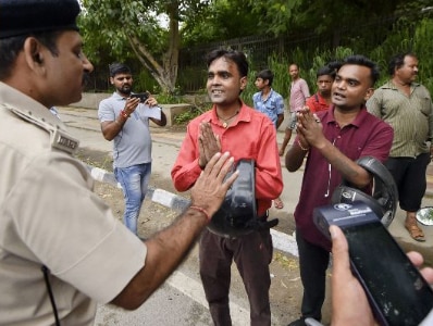 लोग ट्रैफ़िक पुलिस के आगे हाथ पांव आंख नाक सब जोड़े दे रहे हैं