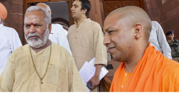 स्वामी चिन्मयानंद के साथ योगी आदित्यनाथ. यूपी सरकार पर आरोप है कि मुख्यमंत्री से करीबी की वजह से चिन्मयानंद को बचाया जा रहा है.
