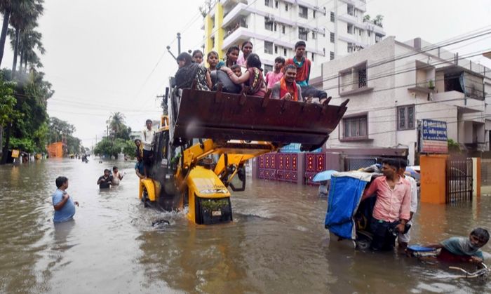 शहर में चारों ओर पानी ही पानी है. लोगों के शौचालय तक में पानी भरा हुआ है. लोगों के पास खाने को नहीं है. पीने का साफ़ पानी नहीं है , लोग इसलिए भी नहीं खा रहे कि फिर शौच को कहां जाएंगे.