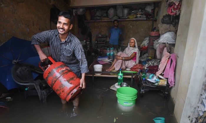 खाना बनाने की जगह नहीं है. मदद लोगों तक पहुंच नहीं रही है . किसी को इस बात का अंदाज़ा भी नहीं था कि मुसीबत इतनी बड़ी बन जाएगी