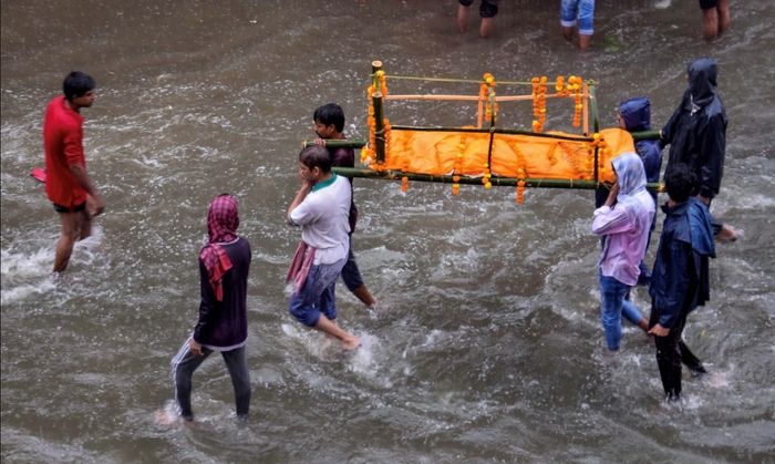 'शिव' से केवल एक मात्रा कम हो जाए तो 'शव' हो जाता है. बाढ़ के बीच चलती शवयात्रा व्यवस्था का शोकगीत है और इसे गा रहे हैं मुख्यमंत्री समेत वो अफ़सर और नेता जिन्होंने शहर की किडनियां फेल होने तक ये नहीं सोचा कि पानी निकलने का रास्ता नहीं बना सके तो शहर पनीली कब्रगाह बन जाएगा. ठेकेदारों को ठेके दिए गए, बिना ये सोचे कि क्या वो शहर के ड्रेनेज सिस्टम पर कोई असर तो नहीं डाल रहे. अब हालात सामने हैं, शहर समंदर बन चुका है