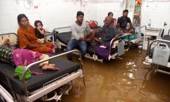 अस्पताल में मरीज़ भर्ती हैं. बेड तक पानी भरा हुआ है. पानी के मारे लोग बीमारी से परेशान हाल जब अस्पताल आ रहे हैं तो यहां भी पानी ही उनका एहतराम कर रहा है