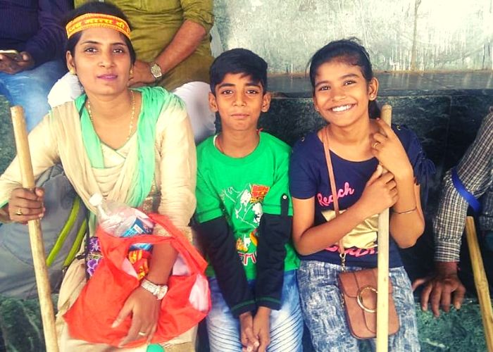 वंशिका अपने भाई और मम्मी के साथ. मम्मी का आरोप है कि वंशिका को अमित का कोई सीक्रेट मालूम था.