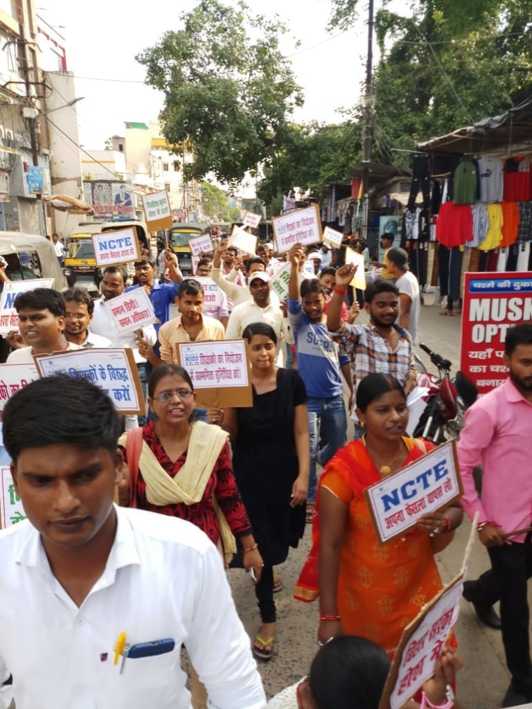 छात्रों का कहना है कि कुछ अधिकारी बीएड कॉलेजों के दबाव में आकर ऐसा काम कर रहे हैं.