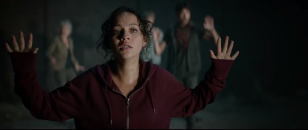 दानी को मारने-बचाने की जंग लग रहे हैं दो दुनिया के लोग.