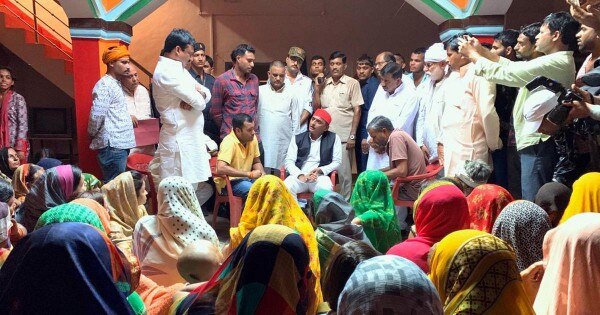 पुष्पेन्द्र के परिजनों से मिलते अखिलेश यादव