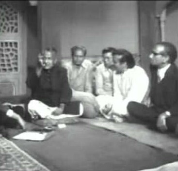 दूरदर्शन पर दिखाए गए एक शो में काली शेरवानी में बैठे फ़िराक गोरखपुरी, माहौल ऐसा ही हो जाता था जहां फ़िराक बैठ जाते थे