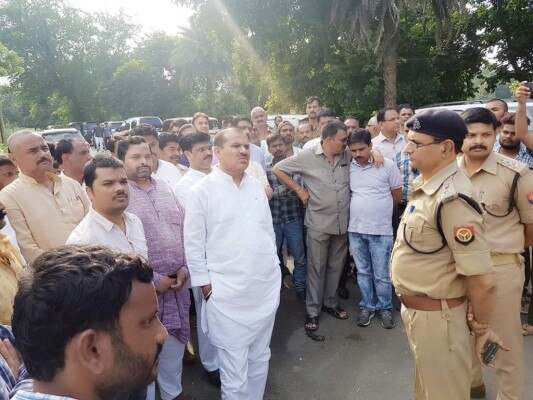 गांववालों ने झांसी पुलिस पर गंभीर आरोप लगाए हैं. उनकी मांग है कि झांसी के एसएसपी और मोंठ इंस्पेक्टर को गिरफ्तार कर जेल भेज दिया जाए.