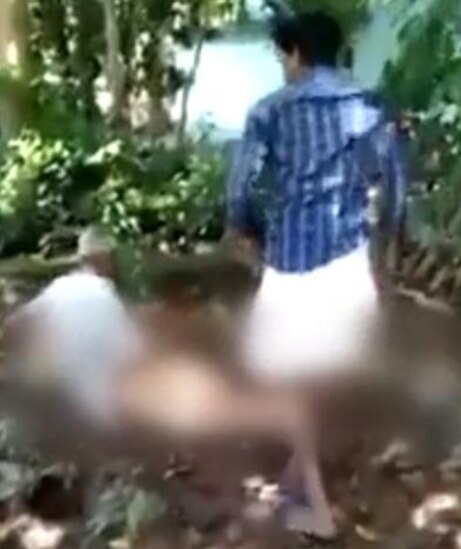 लोगों के बीच पिता को सिर्फ़ पीटा ही नहीं बल्कि उनकी धोती निकाल के उन्हें नंगा भी किया