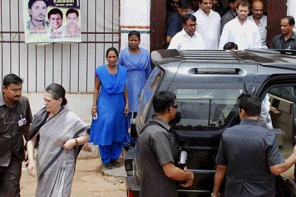 प्रधानमंत्री नरेंद्र मोदी के अलावा सोनिया गांधी, राहुल गांधी और प्रियंका गांधी को भी एसपीजी की सुरक्षा मिली हुई है.