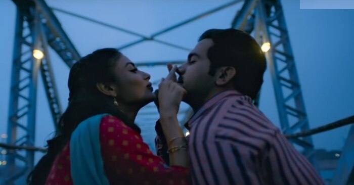 फिल्म के एक सीन में राजकुमार राव और मौनी रॉय. इनके बीच कोई भी ऐसा मजबूत सीन नहीं है, जो ये साबित कर पाए कि ये पति-पत्नी हैं.