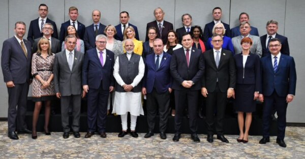सभी सांसदों के साथ पीएम नरेंद्र मोदी. फोटो- ट्विटर.