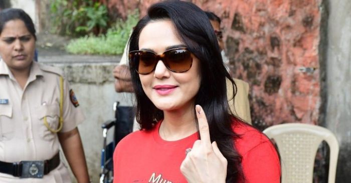 वोट करने के बाद पोज़ देतीं प्रीति जिंटा.