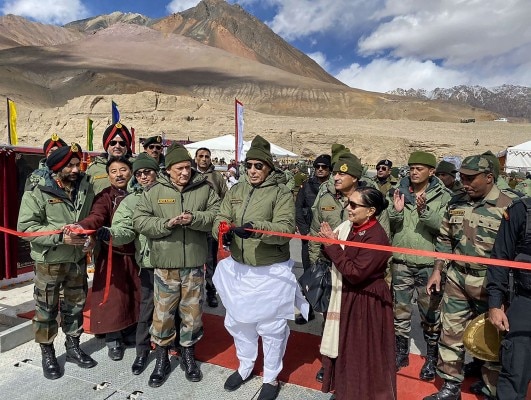 लद्दाख में कर्नल चेवांग रिनचेन ब्रिज का उद्घाटन करने के बाद राजनाथ सिंह ने कहा कि सियाचिन आधार शिविर से लेकर कुमार पोस्ट तक टूरिस्ट जा सकेंगे.