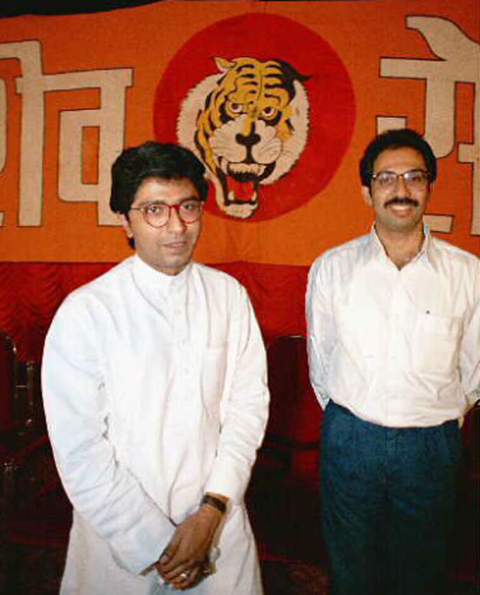 एक समय राज ठाकरे को बाल ठाकरे का राजनैतिक वारिस बताया जाता था. इसका एक कारण ये कि उनकी शैली उसी अंदाज़ में आक्रामक है. जबकि उद्धव थोड़े रिज़र्व स्वभाव के बताए जाते हैं. मगर फिर उत्तराधिकार के सवाल पर उद्धव और राज ठाकरे में कड़वाहट आई. साल 2006 में काफी खटास के साथ राज ठाकरे ने शिवसेना छोड़ दी और अपनी अलग पार्टी बनाई (फोटो: इंडिया टुडे आर्काइव्ज़)