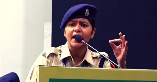 कांस्टेबल खुशबु चौहान स्पीच देते हुए.