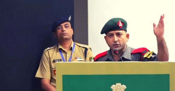 रायफलमैन बलवान सिंह स्पीच देते हुए.