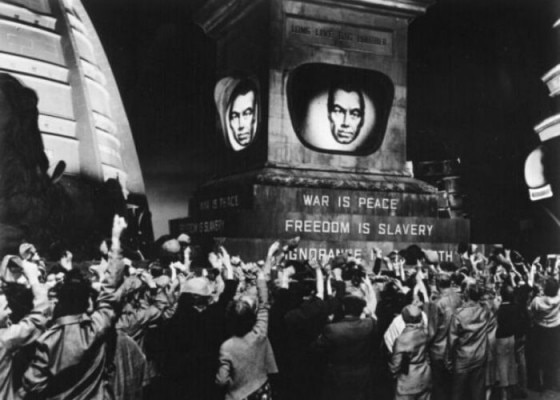 1956 में रिलीज हुई फिल्म 1984 का एक सीन. फिल्म जॉर्ज ऑरवेल की किताब पर ही बनी थी.
