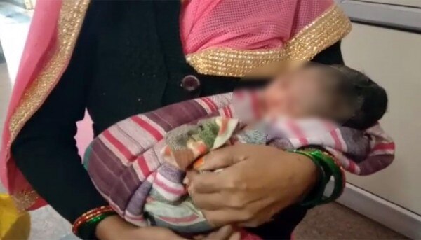 घरवालों ने आरोप ये लगाया है कि अस्पताल वाले जानबूझकर नॉर्मल डिलीवरी नहीं होने दे रहे थे (तस्वीर: संजीव शर्मा)
