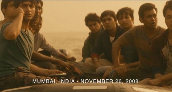 मुंबई बीच की ओर जाते पाकिस्तानी आतंकवादी. इस दौरान उनका अपने सरदार से कम्यूनिकेशन चालू रहता है.