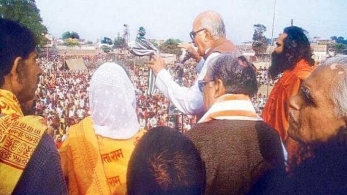 बाबरी मस्जिद विध्वंस के मामले में सीबीआई ने बीजेपी नेता लाल कृष्ण आडवाणी, मुरली मनोहर जोशी, उमा भारती, साध्वी ऋतंभरा समेत कई नेताओं के खिलाफ केस दर्ज किया था, जिसकी सुनवाई लखनऊ सीबीआई कोर्ट में चल रही है. बाबरी मस्जिद विध्वंस के मामले में सीबीआई ने बीजेपी नेता लाल कृष्ण आडवाणी, मुरली मनोहर जोशी, उमा भारती, साध्वी ऋतंभरा समेत कई नेताओं के खिलाफ केस दर्ज किया था, जिसकी सुनवाई लखनऊ सीबीआई कोर्ट में चल रही है.