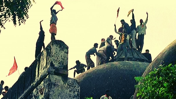 बाबरी मस्जिद के ऊपर चढ़े कारसेवक. बाबरी मस्जिद के ऊपर चढ़े कारसेवक.