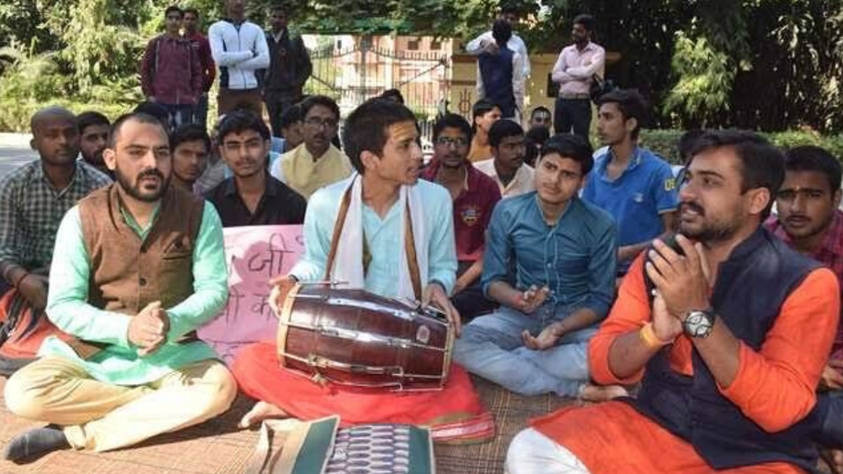 फ़िरोज़ खान को ट्रांसफर करने के लिए ढोल मजीरे और हनुमान चालीसा के साथ होता विरोध.