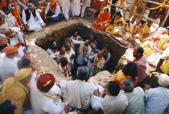 अयोध्या में बीजेपी और विहिप नेताओं ने शिलान्यास भी किया था.
