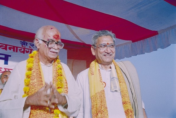 स्पेशल जज ने आडवाणी को बरी कर दिया था. वहीं अशोक सिंघल की मौत हो चुकी है. अब इस मामले में फैसला आना बाकी है.