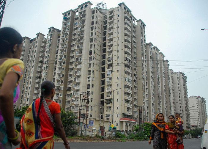 दिल्ली-एनसीआर के शहरी इलाके में पूरे देश के मुकाबले घरों की सेल सबसे कम हुई है. वहीं पुणे इस रेस में सबसे आगे है.