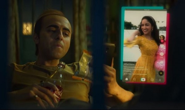 टिक-टॉक कैसे छोटे शहरों के युवाओं की धड़कन बन गया है इस बात को सबसे सच्चे तरीके से कैप्चर करना यामी गौतम के किरदार का सबसे बड़ा हासिल है.