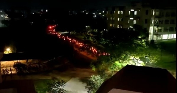 इस लेक्चर हॉल में स्टूडेंट्स पढ़ने आते हैं. इस बार मोमबत्ती लेकर आए हैं. विरोध में.