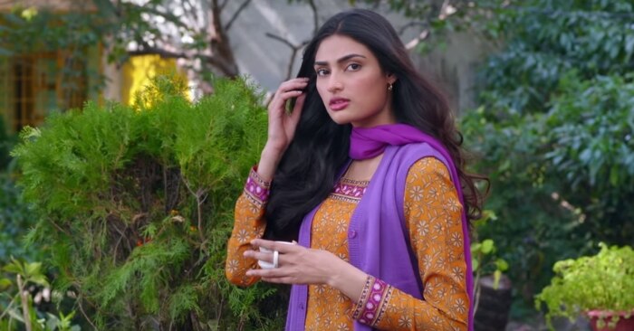 अथिया के कैरेक्टर से जुड़ी एक बात समझ नहीं आती कि वो हल्के-फुल्के जाड़े में भी पांव में मोजे क्यों पहने रहती थीं.