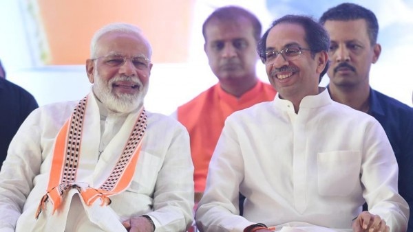 नरेंद्र मोदी के साथ उद्धव ठाकरे. उद्धव पर भाजपा ने आरोप लगाया कि शिवसेना ने चुनाव के बाद अपनी रणनीति में परिवर्तन किया.