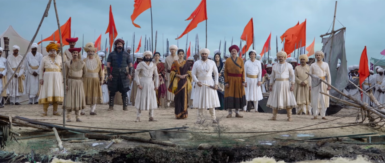 फिल्म के एक सीन में अब्दाली की सेना से लोहा लेने के लिए तैयार सदाशिव राव भाउ की सेना.