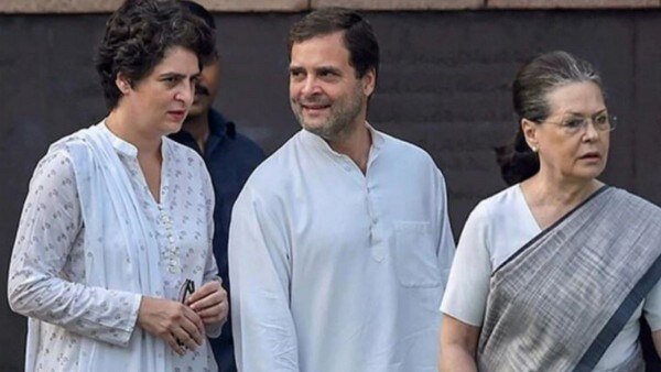 प्रियंका गांधी वाड्रा, राहुल गांधी और सोनिया गांधी. प्रियंका गांधी वाड्रा, राहुल गांधी और सोनिया गांधी.