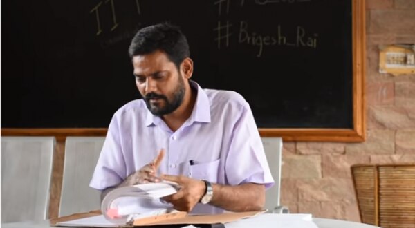 अपनी RTI की फाइल पलटते प्रोफेसर राय. (सोर्स - विक्रांत सिंह)