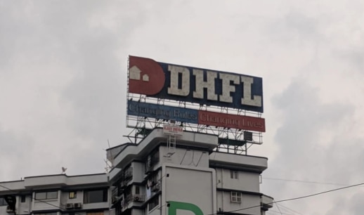 जांच में दो खुलासे हुए हैं वह बहुत ही गंभीर हैं. DHFL पर फर्जी खाते और फर्जी ब्रांच खोलने तक के आरोप लगे हैं. अब जब हर तरफ से घिर रहा है DHFL तब इन्हें याद आ रहा है कि पैसा लौटाना भी पड़ता है. अगर कंपनी डूब जाती तो मालिक लोग पल्ला झाड़ कर अलग हो लेते