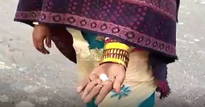 सड़क पर मिली चांदी दिखाती महिला.