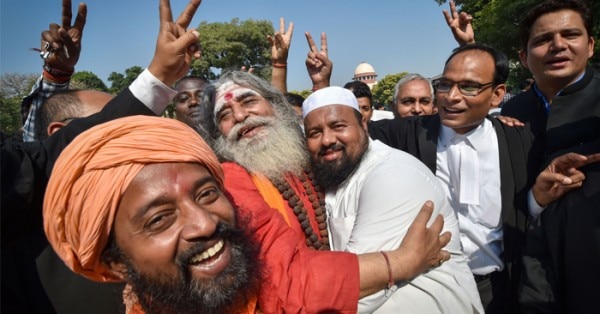 अयोध्या मामले में फैसला आने के बाद सुप्रीम कोर्ट के बाहर कुछ ऐसा नज़ारा देखने को मिला, जो सुकून देता है कि शांति बनी रहेगी.