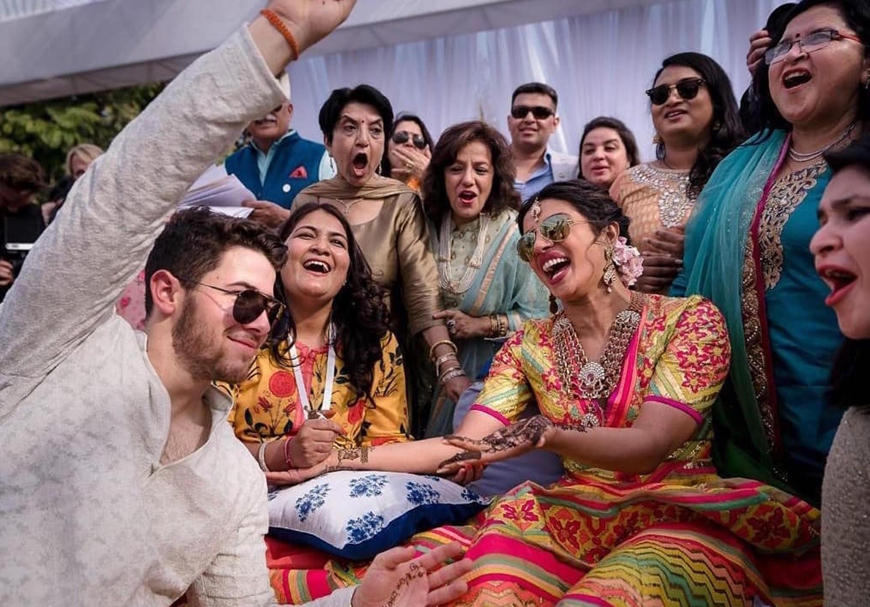 उमैद भवन में मेहंदी की रस्म के दौरान अपने परिवार समेत निक और प्रियंका.