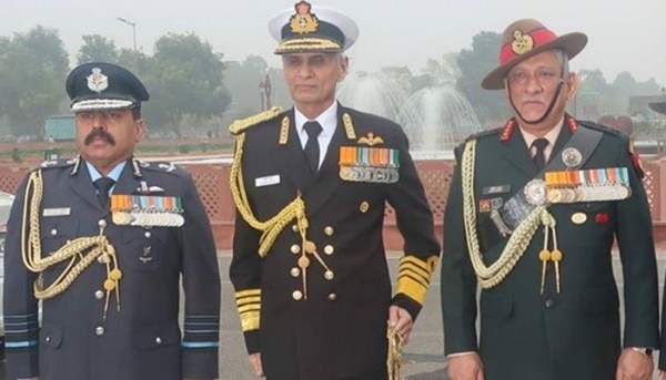वायुसेना प्रमुख एयर मार्शल आरकेएस भदौरिया, नौसेना प्रमुख एडमिरल सुनील लांबा और थल सेना प्रमुख जनरल बिपिन रावत. फोटो- PTI